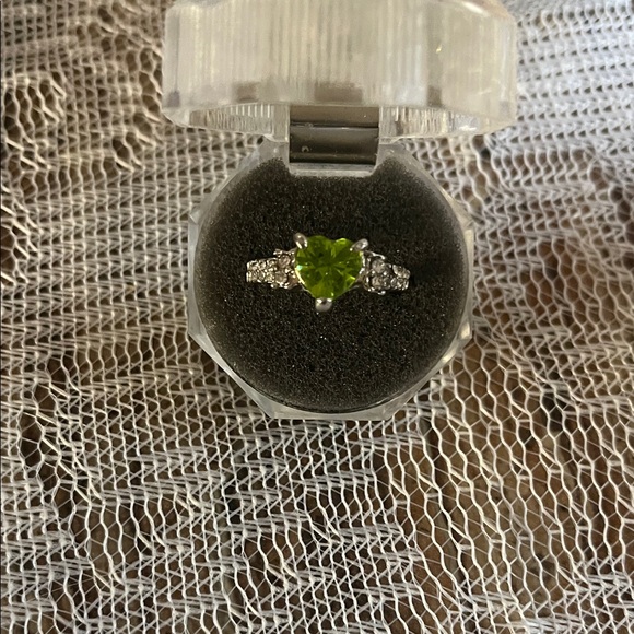 Elegant Silver Ring with Green Gemstone - Picture 1 of 1
